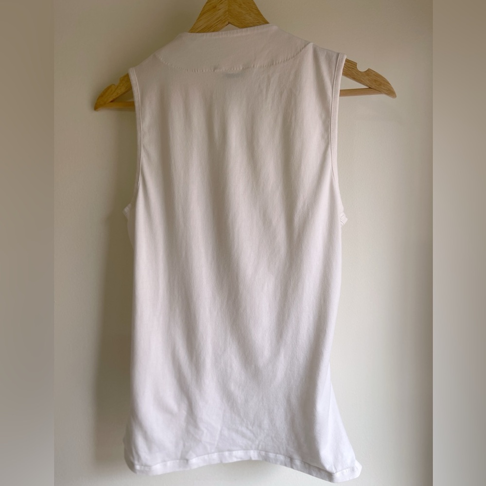 Sundance White Wrap-Style Sleeveless Top 🤍
Size Medium - Picture 4 of 6